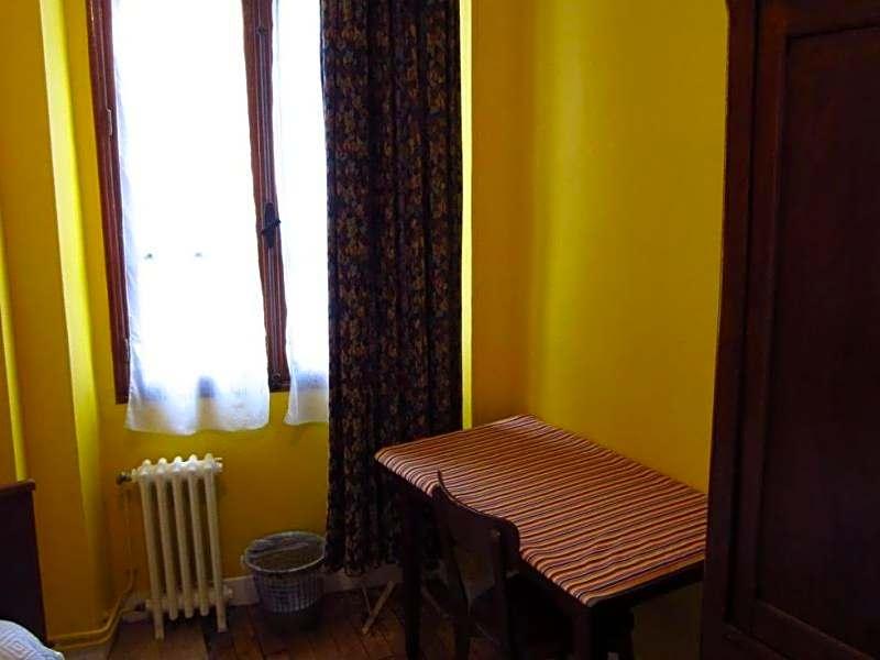 Chambre Simple avec Toilettes et Salle de bains Communes